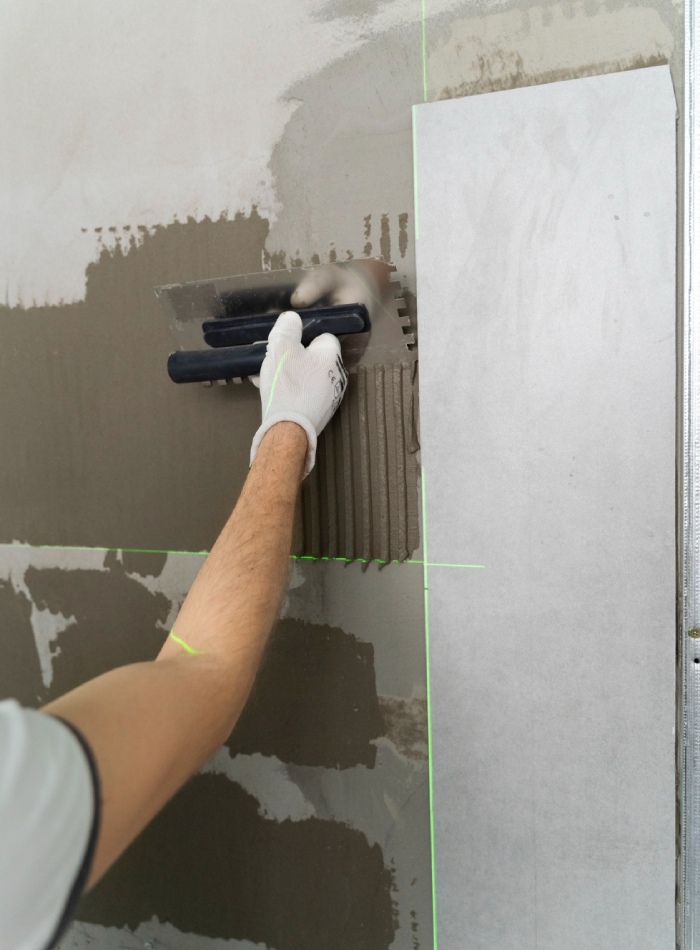Pose de carrelage mural par une entreprise de maçonnerie