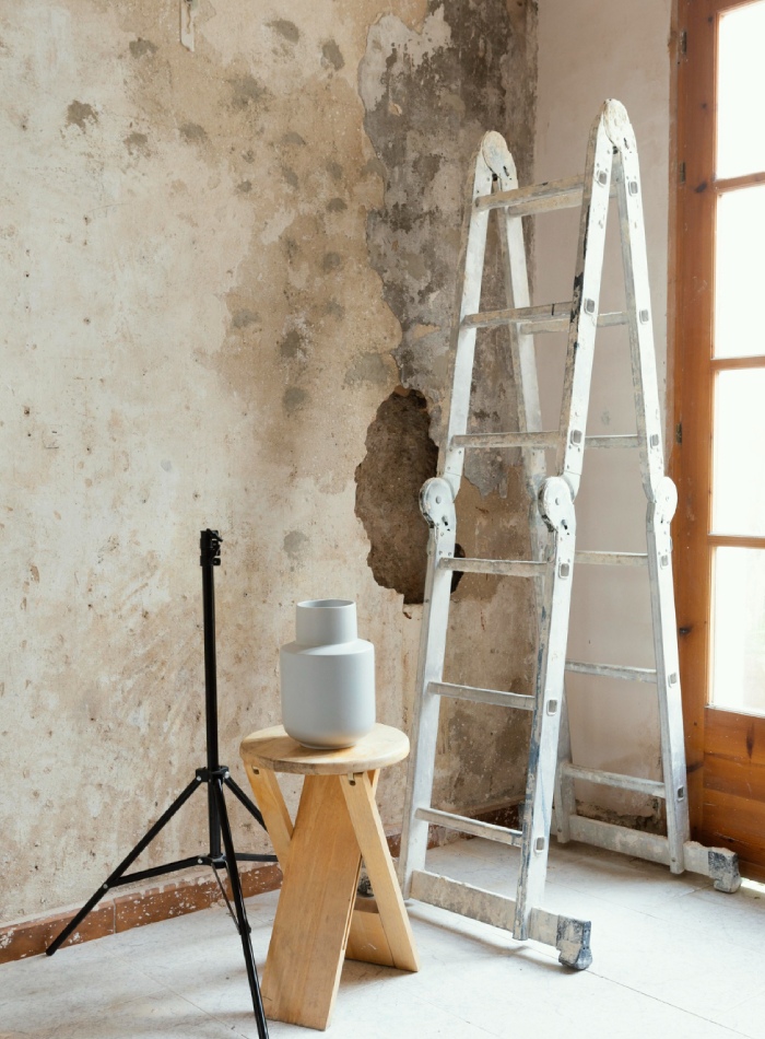 Mur ancien en cours de rénovation dans une maison