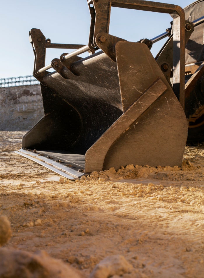 Engin de terrassement préparant le sol d’un chantier