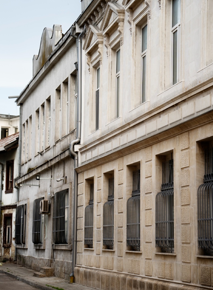 Façade rénovée d’un bâtiment ancien en pierre